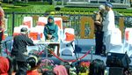 Gaya Menteri PUPR Jadi Fotografer Dadakan di Karnaval Kemerdekaan