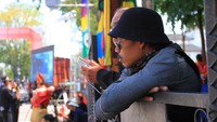 Penonton tampak terpesona dengan dekorasi yang disiapkan untuk acara karnaval. Pengisi acara memakai pakaian adat untuk memeriahkan acara ini. Foto: (Wisma Putra/detikcom).