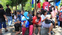 Sambil menunggu karnaval dimulai, penonton memakan camilan untuk mengisi perut. Foto: (Wisma Putra/detikcom).