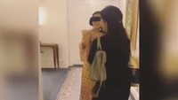 Sebelum memasuki kamar hotel yang telah didekorasi, mata Raisa ditutup. Foto: Instagram Raisahamish_