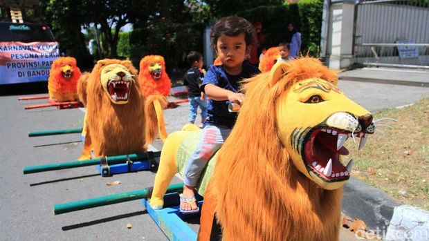 Asyiknya Warga Ber-selfie di Kendaraan Hias Karnaval Kemerdekaan