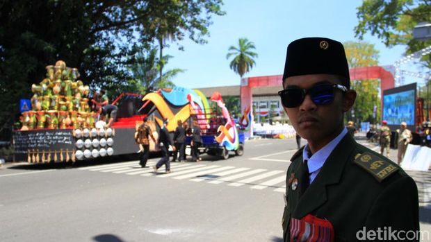 Saat 'Sukarno' Sapa Peserta Karnaval Kemerdekaan di Bandung