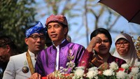 Jokowi sempat berincang dengan Aher maupun Arief. Namun Jokowi terpantau cukup intens terlibat perbincangan dengan Ridwan Kamil di atas kereta. 