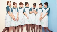 Para pramugari Eva Air yang mengenakan pakaian pramugari di dalam, disertai dengan luaran berwarna putih. Sekilas kok mirip maid Jepang ya? (@angel820803/Instagram)
