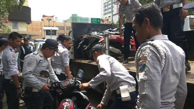 Pemilik motor akan dikenai tilang dan dapat mengambil motor mereka  kantor Suku Dinas Perhubungan Jakarta Pusat di Jalan Stasiun Senen nomor 5.