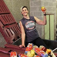 5. Wanita Ambil Makanan dari Tong Sampah Demi Beli ApartemenIngin membeli sebuah apartemen, Mel Humphreys berniat melakukan penghematan. Ia lalu menyadari jika selama ini pengeluaran terbanyak ada pada makanan. Untuk memangkasnya, wanita 34 tahun itu memutuskan untuk tidak membeli bahan makanan namun mengambil saja dari tempat sampah. Hal ini dilakukan selama empat tahun.Semakin banyak tempat yang aku temukan, semakin banyak pula tangkapan dan kemungkinannya menjadi gaya hidup. Sekarang aku bisa bilang 75% dari apa yang aku makan adalah dari tempat sampah. Aku tidak pernah belanja dan segan untuk membeli barang-barang sekarang karena aku tahu jika aku menunggu lebih lama aku akan menemukannya di tempat sampah, kata Mel dilansir Cosmpolitan.Foto: Dok. Youtube