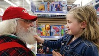 Sekolah-sekolah boleh mengadakan tur ke Charles W. Howard Santa Claus School. Anak-anak sangat diterima dengan baik di sekolah Santa (Christinne Muschi/Reuters)