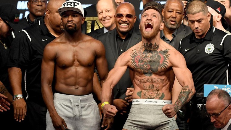McGregor Obral Olok-olok di Sesi Timbang Badan, Mayweather Kalem McGregor Obral Olok-olok di Sesi Timbang Badan, Mayweather Kalem