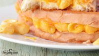 Dari tampilannya saja, Mac n Cheese Grilled Cheese terlihat sangat menggiurkan. Keju panggang yang satu ini dibuat dengan isi macaroni dan keju meleleh.