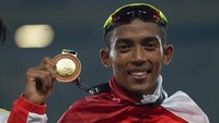 Agus Prayogo meraih emas ke-21 Indonesia dari atletik nomor lari 10.0000 meter putra. Dia juga meraih satu perak dan satu perunggu masing-masing dari lari nomor maraton dan 5.000m. (Sigid Kurniawan/Antara Foto)