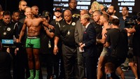 Dengan berat badan masing-masing, McGregor dan Mayweather masih berada dalam batas maksimal kelas menengan ringan, yaitu 154 pound (sekitar 69,85 kilogram). McGregor juga mementahkan tuduhan Mayweather, yang menyebutnya kelebihan berat badan menjelang duel. Joe Camporeale-USA TODAY Sports.