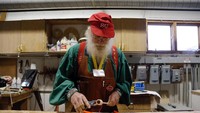 Para calon Sinterklas akan diajarkan untuk membuatan mainan kayu, keterampilan dalam bercerita, mendorong kereta luncur, memberi makan rusa kutub dan menyebarkan semangat Natal (Christinne Muschi/Reuters)
