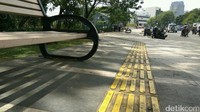 Di beberapa ruas, trotoar cukup baik dan dilengkapi area pembantu untuk kaum tuna netra.
