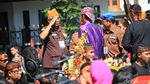 Berbaju Sunda Warna Ungu, Begini Gaya Jokowi Buka Karnaval Bandung