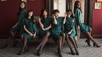 Para pramugari Eva Air yang tengah berfoto kelompok. Dengan latar berwarna merah, mereka pun tampak sangat mencolok (@bobowang1320/Instagram)