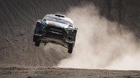 Aksi menegangkan Ken Block kali ini langsung dibuktikan dengan ngesot alias ngdrift pada sisi badan gunung, Foto: Pool (Inautonews)