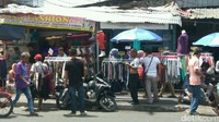 Karena trotoar digunakan untuk berjualan. Pejalan kaki sampai terpaksa turun ke aspal
