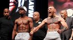 Foto: Sesi Timbang Badan McGregor-Mayweather Berlangsung Panas