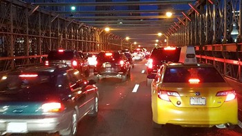 Foto diambil dalam kondisi bergerak perlahan di dalam bus saat macet di Brooklyn Bridge pukul 8 malam. Foto: Achmad Rouzni Noor/detikinet