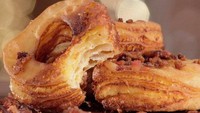 Bacon-Covered Grilled Cheese Cronuts dikenal juga sebagai croissant dengan donat. Keju panggang dengan daging bacon ini akan membuat Anda terpesona.