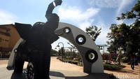 Pintu masuk terlihat patung gajah berwarna hitam yang menjadi ikon taman tersebut.