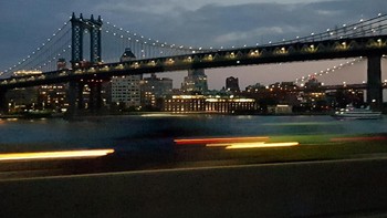 Begini hasilnya ketika foto diambil dalam kondisi bergerak dengan kecepatan 80 km per jam di dalam bus saat malam. Foto: Achmad Rouzni Noor/detikinet