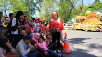 Warga yang datang menonton tak mau kalah dengan peserta karnaval. Banyak ibu-ibu yang tampil cerah dengan memakai baju berwarna-warni. Foto: (Wisma Putra/detikcom).
