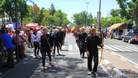 Mereka bawa-bawa panah. Kira-kira mau apa ya? Foto: Wisma Putra/detikcom