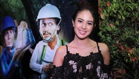 Aurelie Moeremans melengkapi penampilannya dengan dress hitam bercorak merah muda. Foto: Hanif Hawari/detikHOT