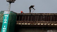 Para pekerja menyelesaikan pembangunan Skytrain Bandara Soetta.