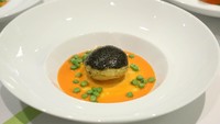 Meski mahal, reservasi Per Se di New York City selalu penuh. Pengunjung ingin mencicip menu Thomas Kellers seperti oysters and pearls. Harga sajiannya bisa mencapai 325 USD (Rp 4,3 juta).