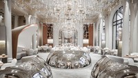 Di Paris ada restoran Alain Ducasse au Plaza Athenee yang punya harga selangit. Suasana bersantapnya mewah serba silver dengan pilihan menu sehat dan ramah lingkungan. Harga sajian pembuka di sini bisa sampai 228 USD (Rp 3 juta) sementara dessertnya 52 USD (Rp 700 ribu).