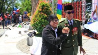 Ada orang memakai baju khas Bung Karno. Kira-kira mau apa ya? Foto: Wisma Putra/detikcom