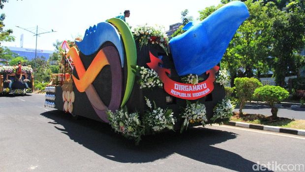 Asyiknya Warga Ber-selfie di Kendaraan Hias Karnaval Kemerdekaan
