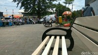 Ada fitur pelengkap di trotoar seperti bangku.