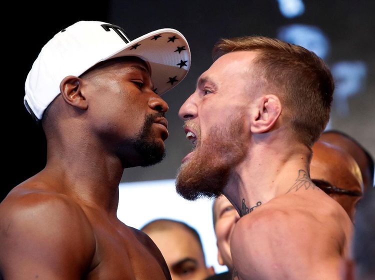 Foto: Sesi Timbang Badan McGregor-Mayweather Berlangsung Panas