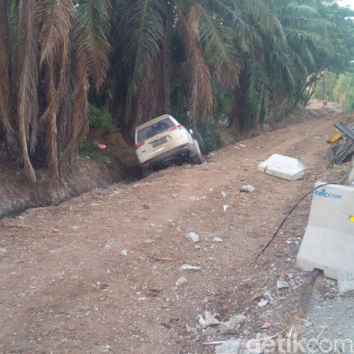 Pajero Terperosok di Parit Tol Bandara, Lalin Padat 3 Km