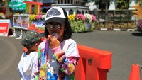 Anak-anak kecil juga tak mau ketinggalan menonton karnaval bertajuk Menyalakan Api, Kerja Bersama itu. Sebagian tampil dengan gaya. Foto: (Wisma Putra/detikcom).