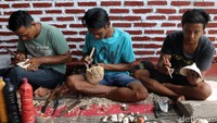 Pekerja membuat topeng di Sanggar Mimi Rasinah, Indramayu, Jawa Barat, Jumat (25/8/2017).