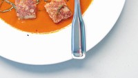 Grilled Cheese Croutons, keju panggang klasik dan sup tomat yang dibuat menjadi sup dengan crouton panggang renyah dan lengket di atasnya
