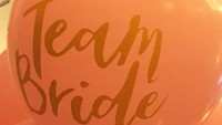 Balon bertuliskan Team Bride pun memenuhi kamar hotel. Foto: Instagram Raisa