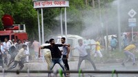 Otoritas setempat mengatakan seperti dilansir kantor berita AFP, Sabtu (26/8/2017), 32 orang telah tewas dan sekitar 180 orang luka-luka dalam kerusuhan yang terjadi di Haryana. Foto: AFP