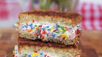 Jika Anda seorang yang menyukai kue furntfeeti, Funfetti Grilled Cheese dengan taburan messes menjadi pilihan keju panggang yang tepat.