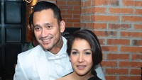 Tora tampil serba putih, Mieke melengkapinya dengan dress hitam. Foto: Palevi S/detikHOT