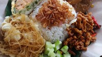 Nasi uduk YL di Moernlad Tangerang ini punya nasi uduk Benteng. Mirip nasi ulam. dilengkapiorek tempe, perkedel, dadar telur dan telur balado.Foto: Istimewa