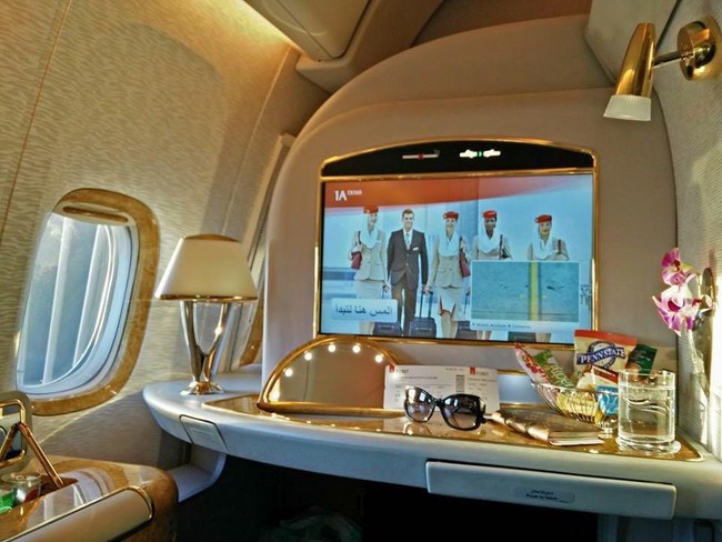 On board,” demikian Anniesa menulis di keterangan foto yang diunggah ke Instagram. Dia mengunggah foto yang menggambarkan suasana di kabin kelas satu.