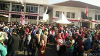 Matahari tampak terik saat Karnaval Kemerdekaan dimulai. Foto: Baban Gandapurnama/detikcom