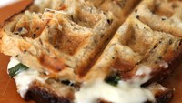Waffle Iron Grilled Cheese dibuat menyerupai waffle berisi keju meleleh. Keju panggang ini dibuat dengan menggunakan cetakan kue waffle.