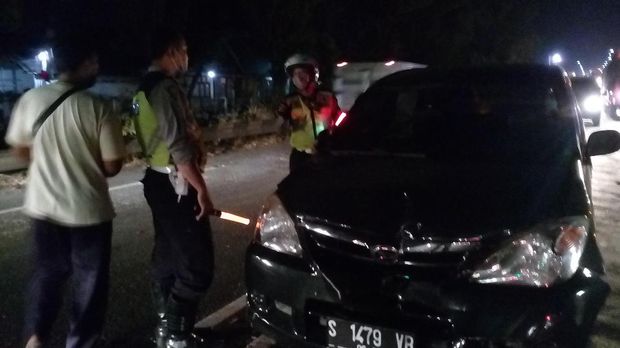 Xenia yang juga tertabrak truk
