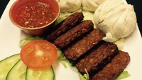 Ada juga tempe bacem yang disajikan dengan pau kukus dan sambal yang digiling kasar. Dikenal sebagai makanan vegan yang enak.Foto: Instagram: Nusa Dua London